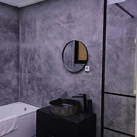Studio Chic, Rezerva Acum! Central, Cafea, Ceai, Apa, Baie Cu Cabina Si Cada * Крайова